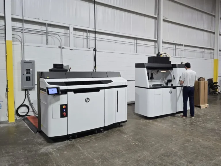 HP Jet Fusion 5200 3D printer in operation at Kinetyc manufacturing facility.